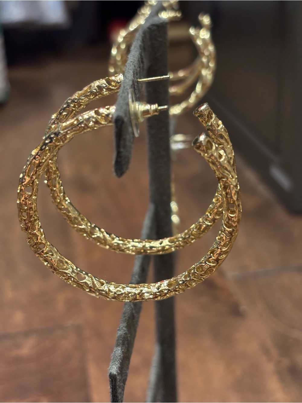 Kendra Scott Maggie Gold Filigree Hoop Earrings - Elegant Women's Jewelry - Picture 2 of 4